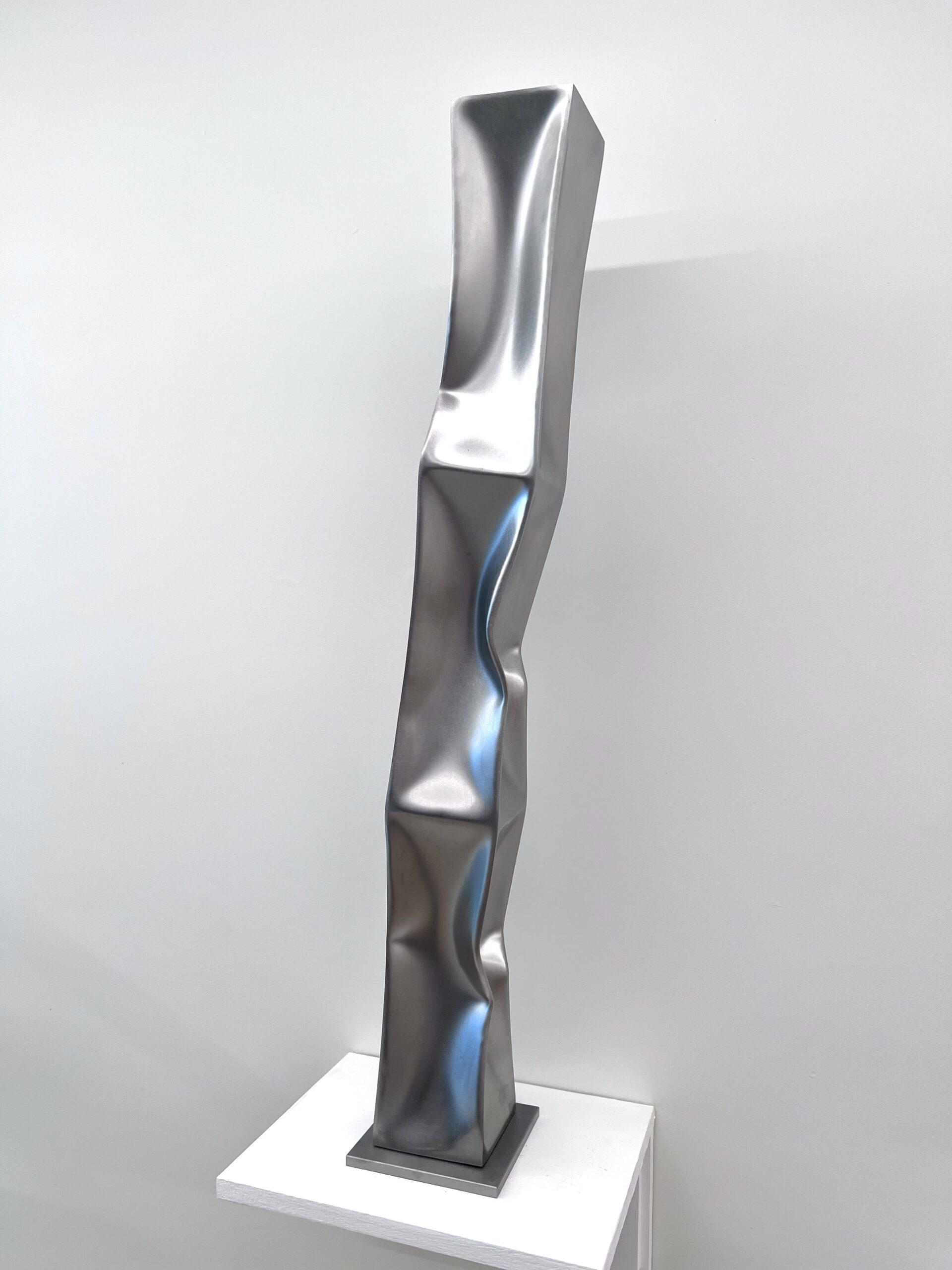 Ewerdt Hilgemann, stretched triple - geïmplodeerde sculptuur van roestvrij staal