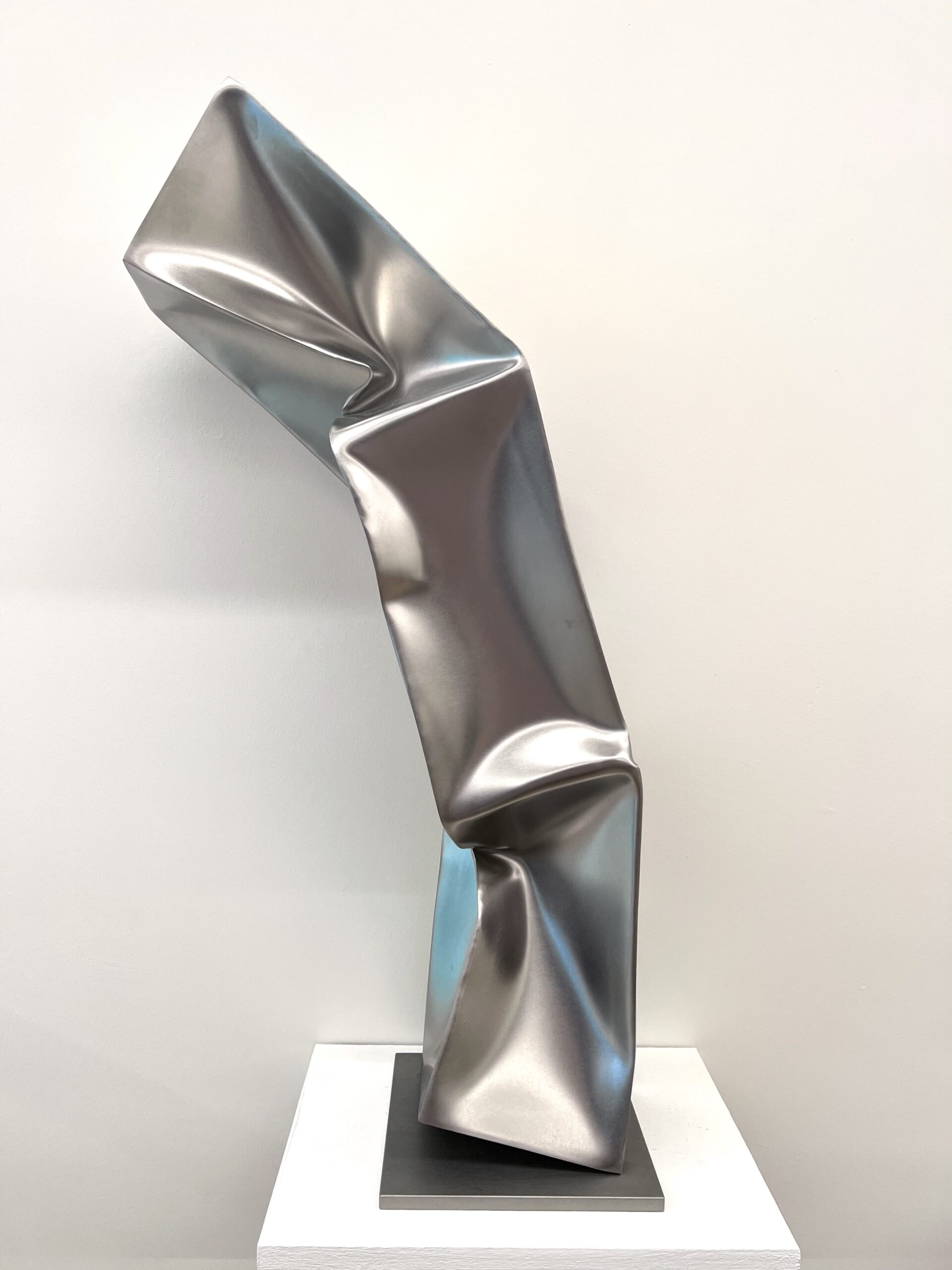 Ewerdt Hilgemann, stretched triple - geïmplodeerde sculptuur van roestvrij staal
