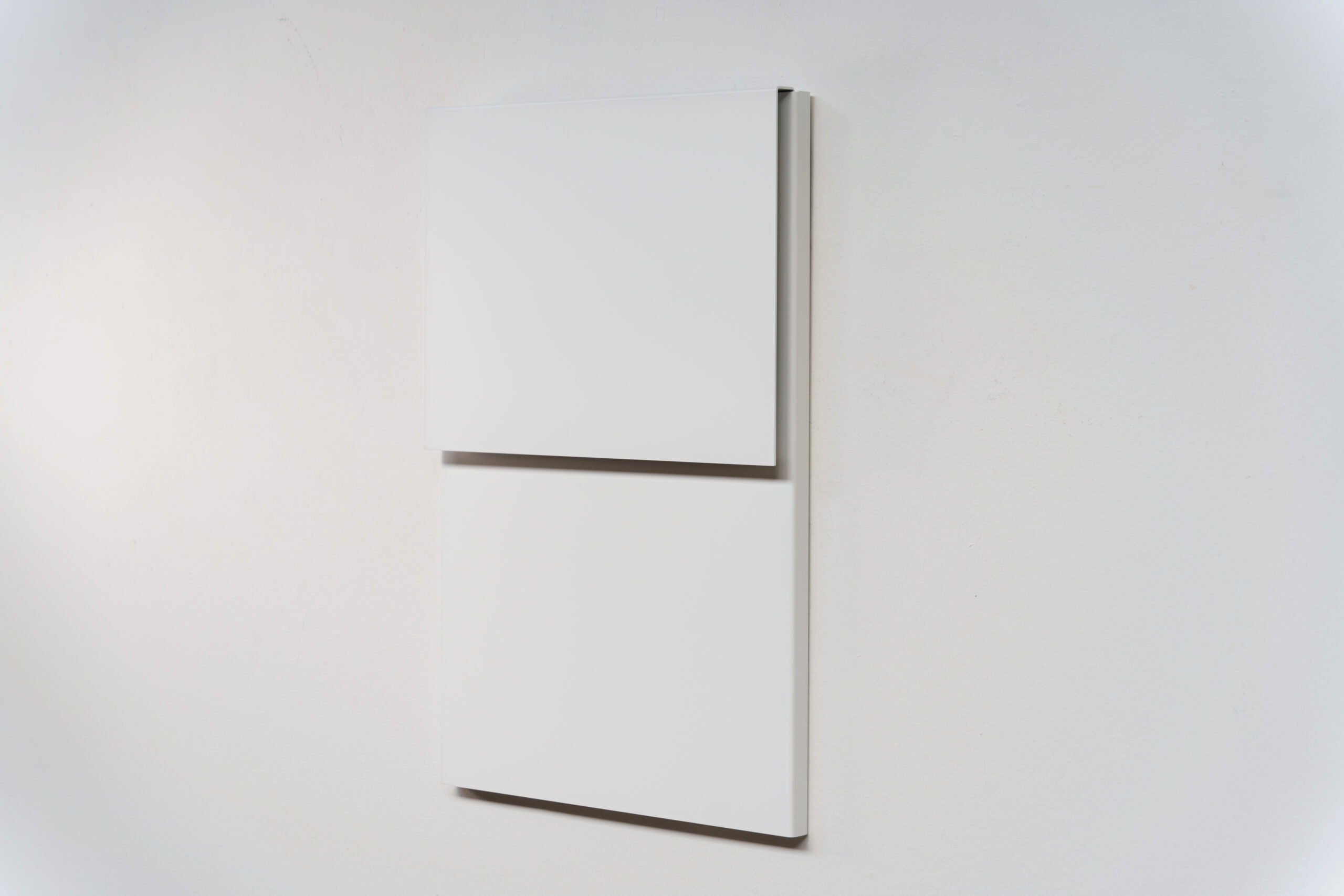 Ine Vermee - zonder titel, 2020, 60 X 40 cm, reliëf met horizontale deling, industriële matte lak op gevouwen aluminium