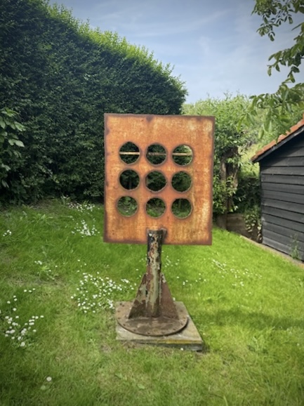 THEO NIERMEIJER Nine holes met fotocertificaat assemblage met ijzer 160 x 87 x 60 cm (TN0021)