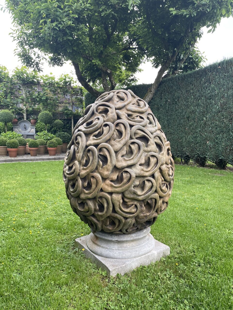 l’ecouteur patinated bronze 105 x 80 x 80 cm 6/7 (LDG0037)