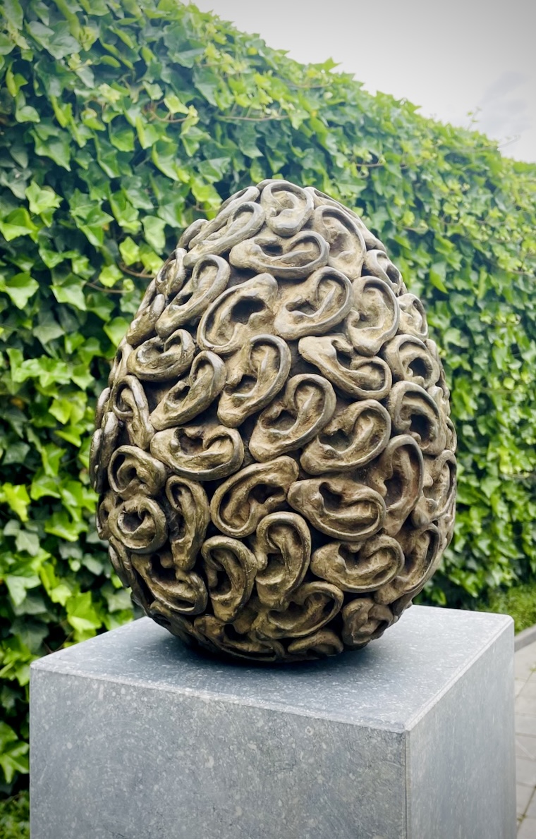 ATELIER LES DEUX GARÇONS l’ auditeur protégé patinated bronze 30 x 22 x 22 cm (excl. base) 2/7 (LDG0038)